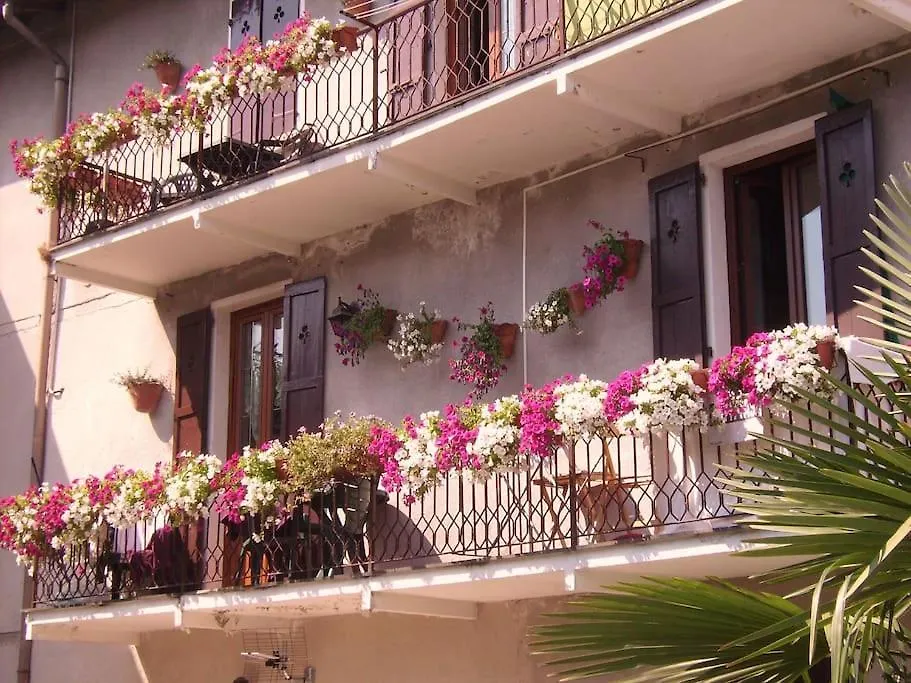 Charming Glicine And Azalea House Art And Colour With Lakeview Apartment Cadenabbia